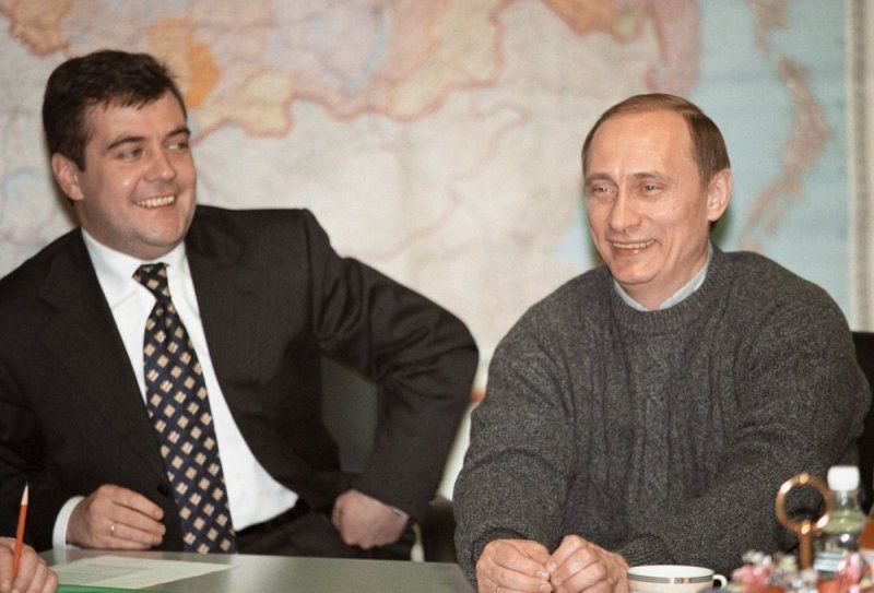 «Настоящая фамилия» Медведева, рост и семья. 10 вопросов о бывшем президенте и премьере «Настоящая фамилия» Медведева, рост и семья. 10 вопросов о бывшем президенте и премьере