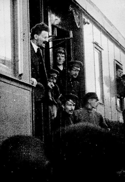 Приезд в Петроград в 1917 году. Источник: Википедия