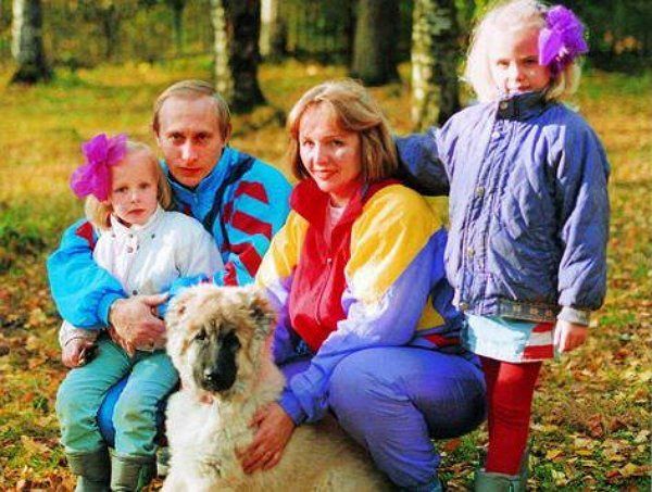Девочка на руках Владимира Путина на фото вместе с матерью Людмилой и старшей сестрой Машей. Фото - личный архив
