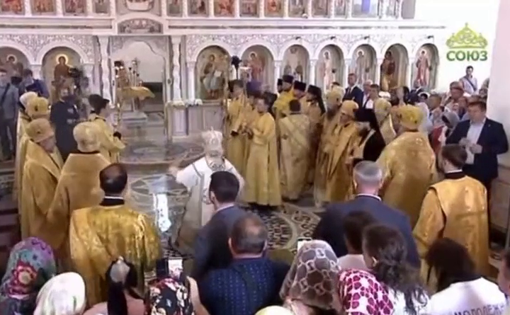 Патриарх Кирилл упал во время богослужения