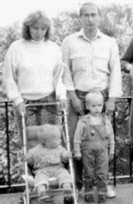 Владимир Путин с женой Людмилой и маленькими дочерьми. Фото - личная коллекция