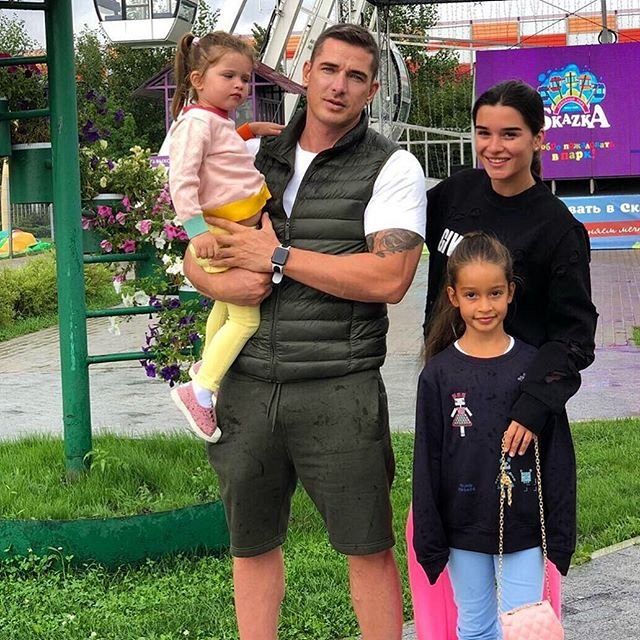 Ксения Бородиной с Курбаном Омаровым и дочерьми. Фото: инстаграм* ведущей