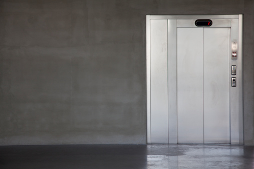 Проще пешком. В России возник дефицит высокоскоростных лифтов для высотных домов