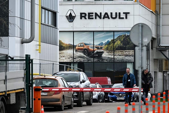 Продажи Renault упали на 30% после ухода компании из России