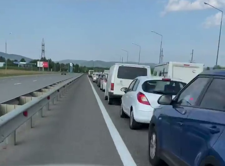 «Катастрофическая проблема»: россияне по дороге на юг днями стоят в пробках