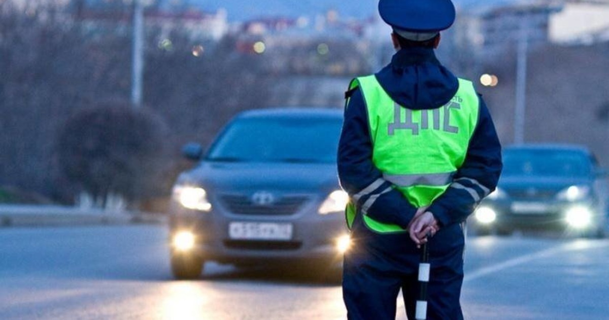 ГИБДД начала лишать водителей прав за плёнки на фарах