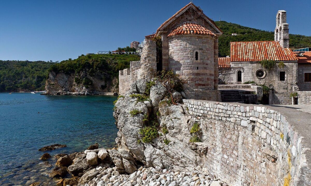 Черногория начала замораживать недвижимость россиян