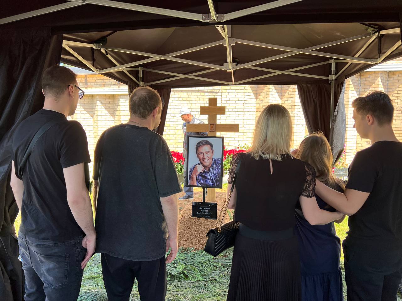 Директор Шатунова гневно ответил на сообщение о госпитализации жены певца