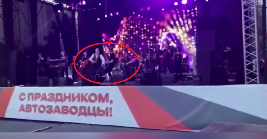 Агутин грубо оттолкнул фаната во время концерта в Миассе