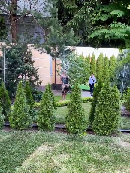 Волочкова похвалилась забором из зеркал после инцидента с соседями