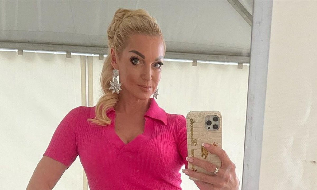 Волочкова похвалилась забором из зеркал после инцидента с соседями