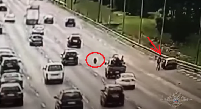 ДТП из 9 машин парализовало движение на МКАДе