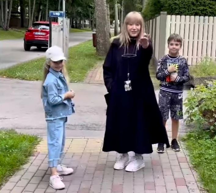 Вернула имидж? Пугачева появилась на улицах Юрмалы в неожиданном виде