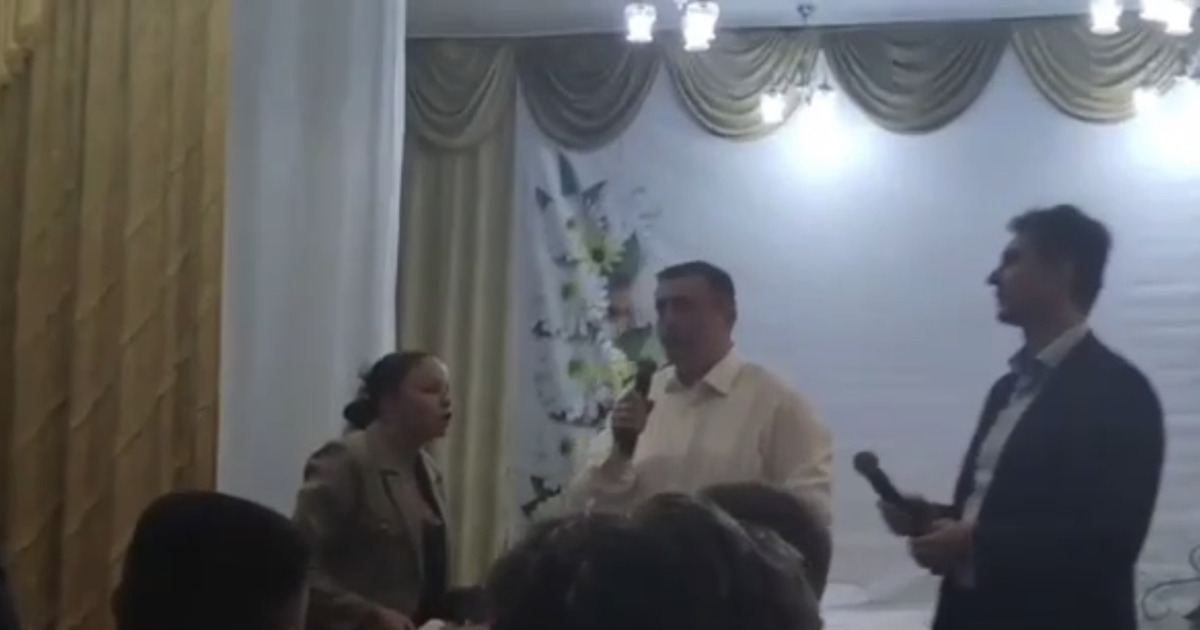 Жительница Углегорска метнула в мэра ботинок с плесенью