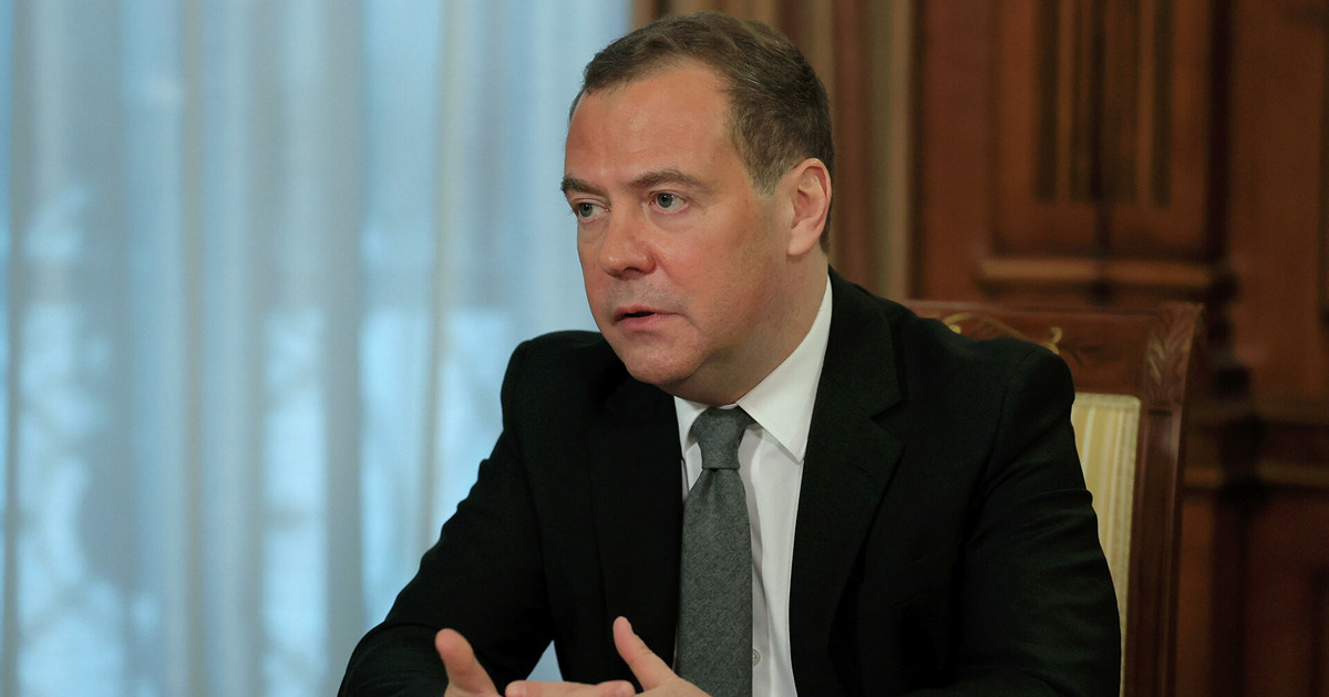 Зыгарь: Медведев пишет свои посты в надежде снова стать президентом