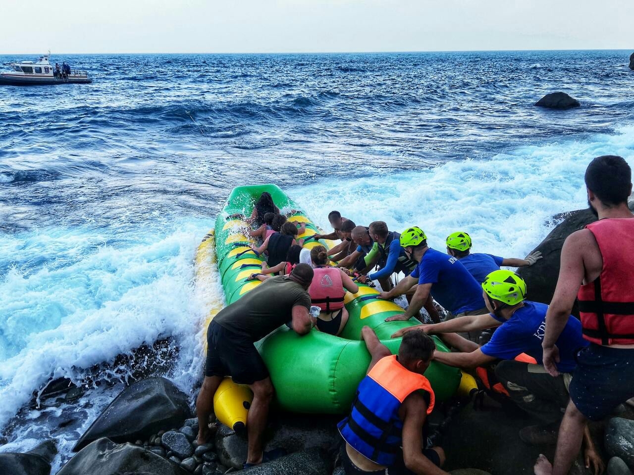 Туристов с детьми унесло в море на «банане» на юге Крыма