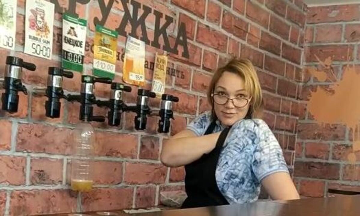 Североуральск выборы. Пиво на разлив. Женщина продающая пиво. Свежее с пивоварни пиво.