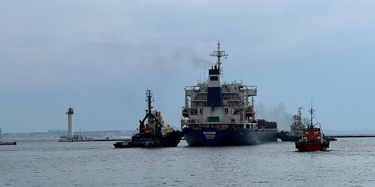 Первое судно с зерном покинуло порт Одессы