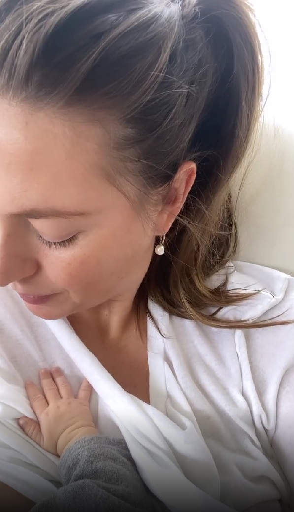 Шарапова впервые показала, как кормит новорожденного сына