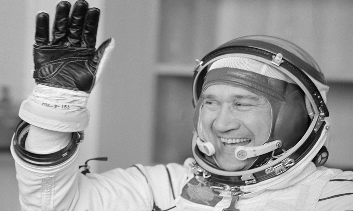 Умер советский космонавт, участвовавший в первом групповом полёте