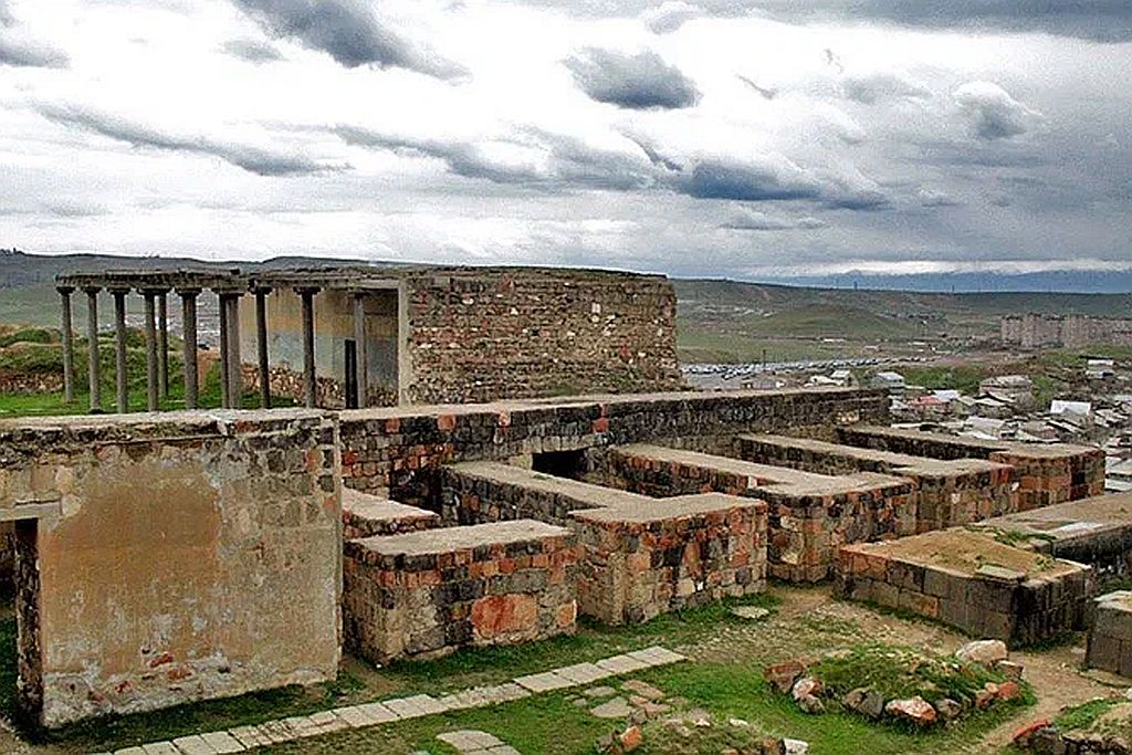 Туристы из РФ разгневали армян, сняв видео для взрослых в священной крепости