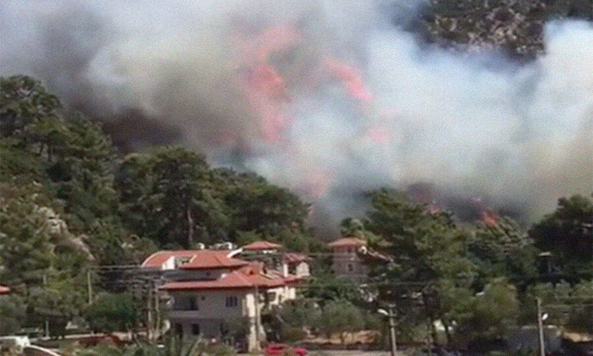 Турецкий отель загорелся из-за лесного пожара
