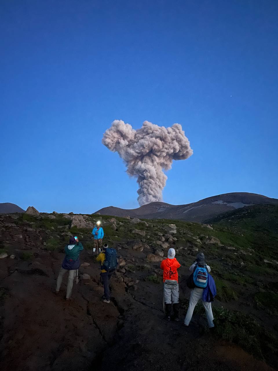 Туристы на Курилах попали под извержение вулкана. ФОТО