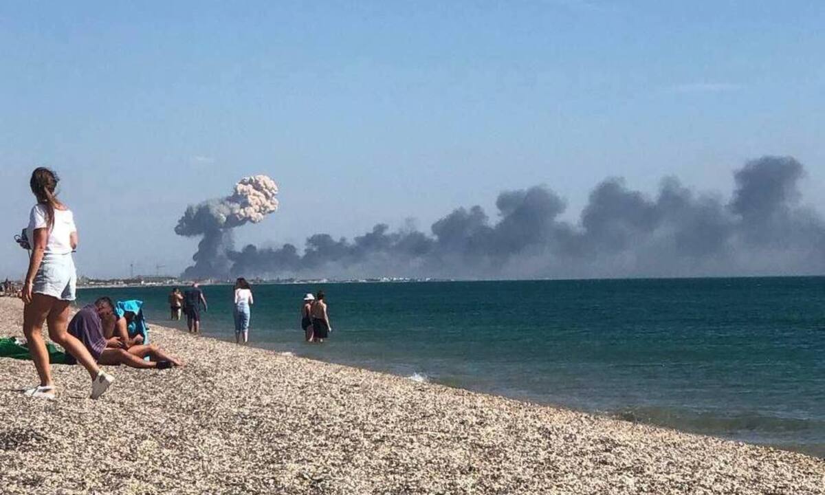 Жители Крыма сообщили о взрывах недалеко от села Новофедоровка