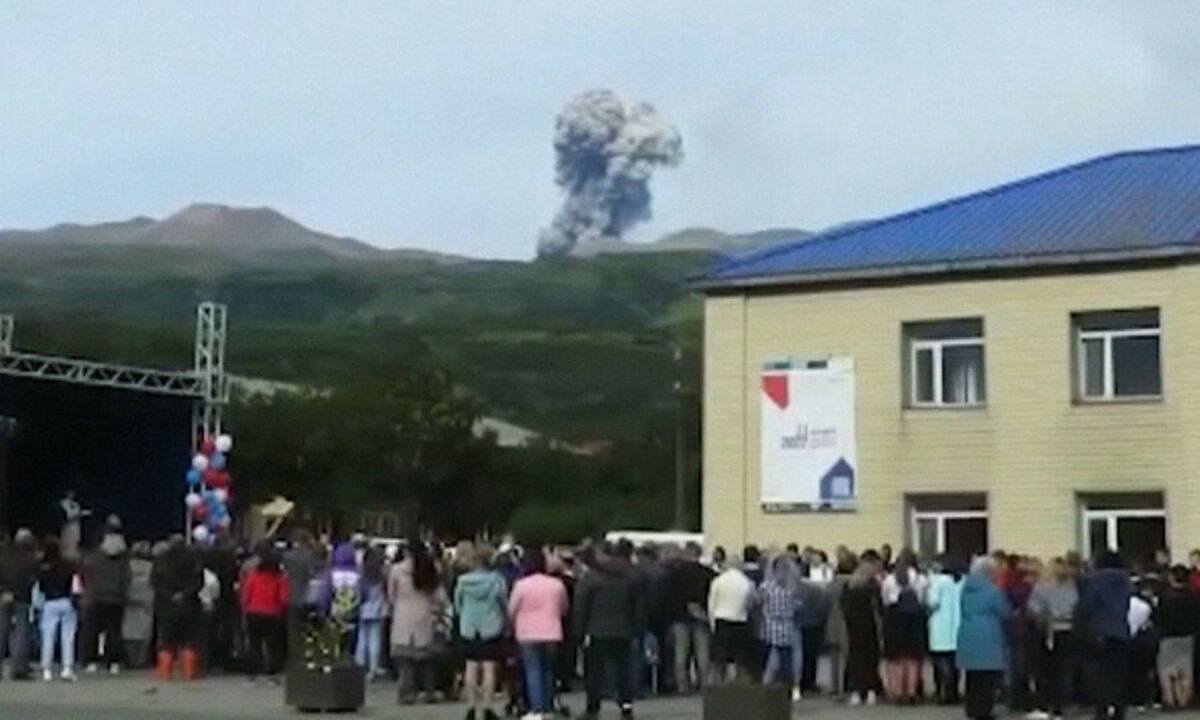Школьная линейка с видом на извергающийся вулкан