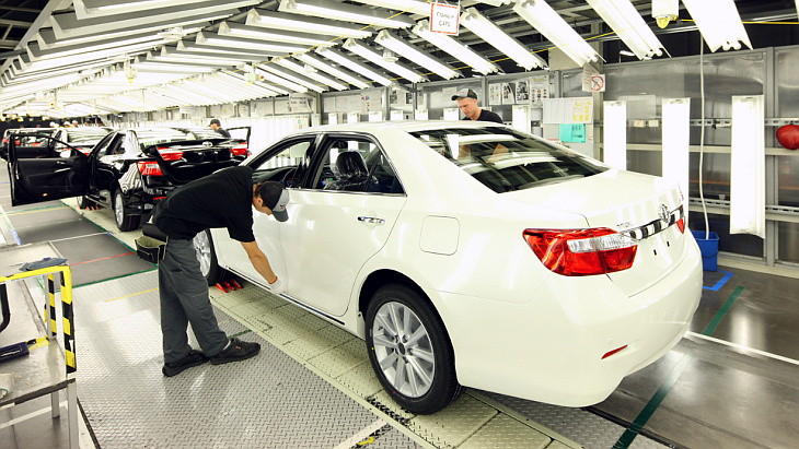 Toyota прекращает производство в России