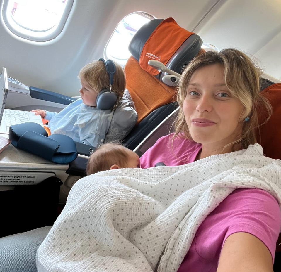 Тодоренко в самолете с ребенком