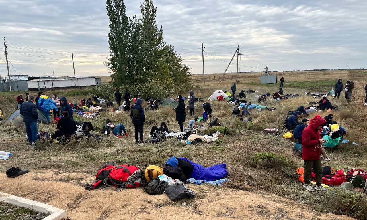 Россияне жгут костры и строят палатки на границе с Казахстаном