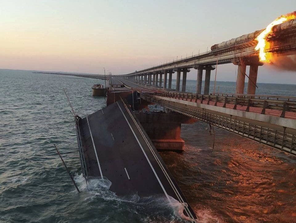 Взрыв на Крымском мосту: часть полотна уничтожена, движение остановлено