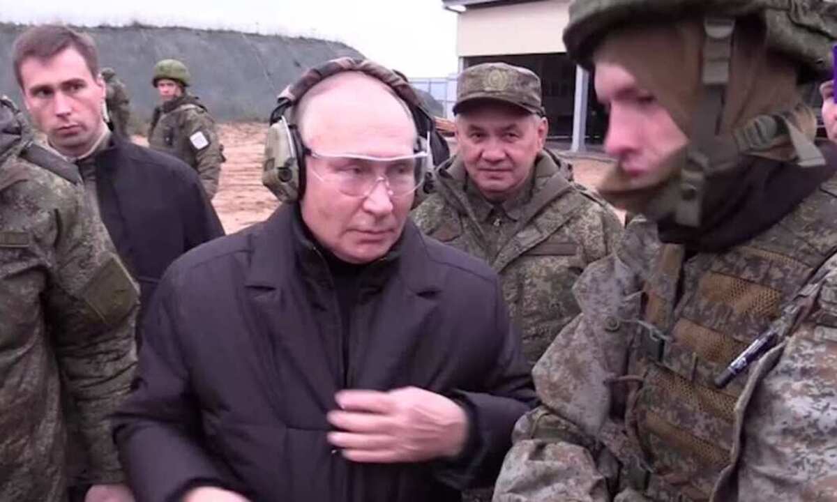 Путин опробовал снайперскую винтовку СВД во время инспекции на полигоне