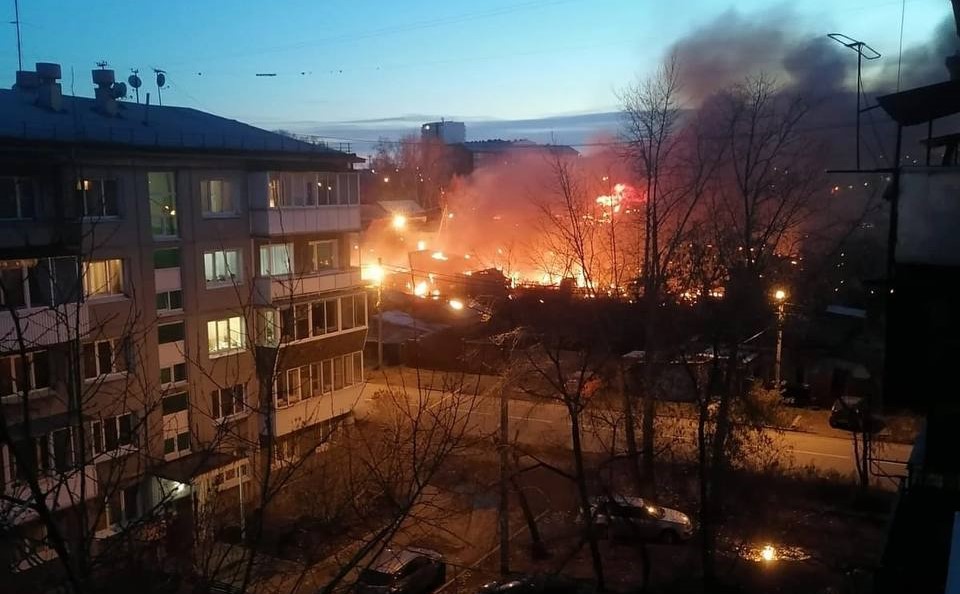 Самолет упал на жилой дом в Иркутске