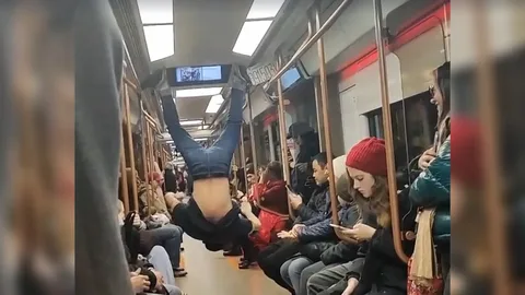 Неизвестный устроил странный танец в оживленные часы в московском метро