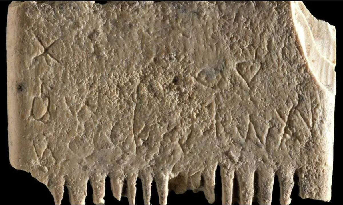 Загадочная древняя надпись на гребне из слоновой кости оказалась  заговором от вшей 