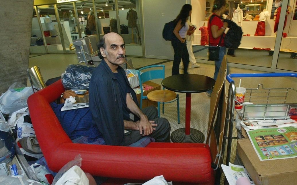 Герой «Терминала». Умер иранец, проживший 18 лет в аэропорту Парижа