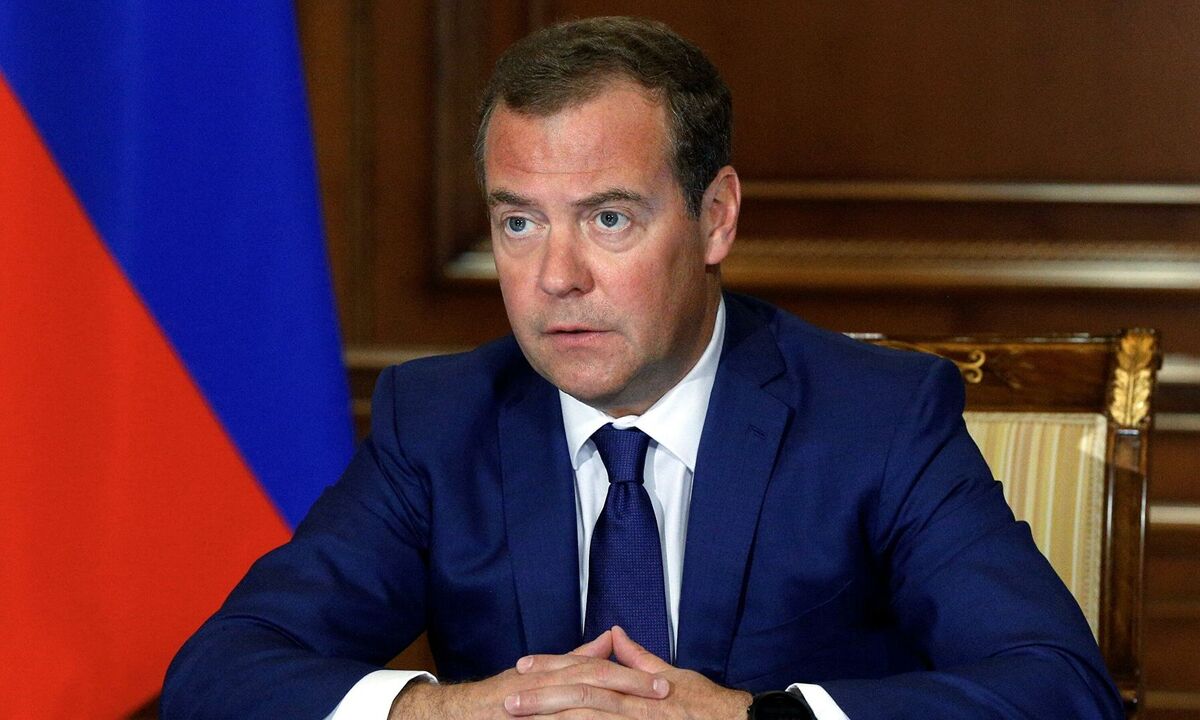 Медведев не исключает угрозу мировой войны после инцидента с ракетой в Польше