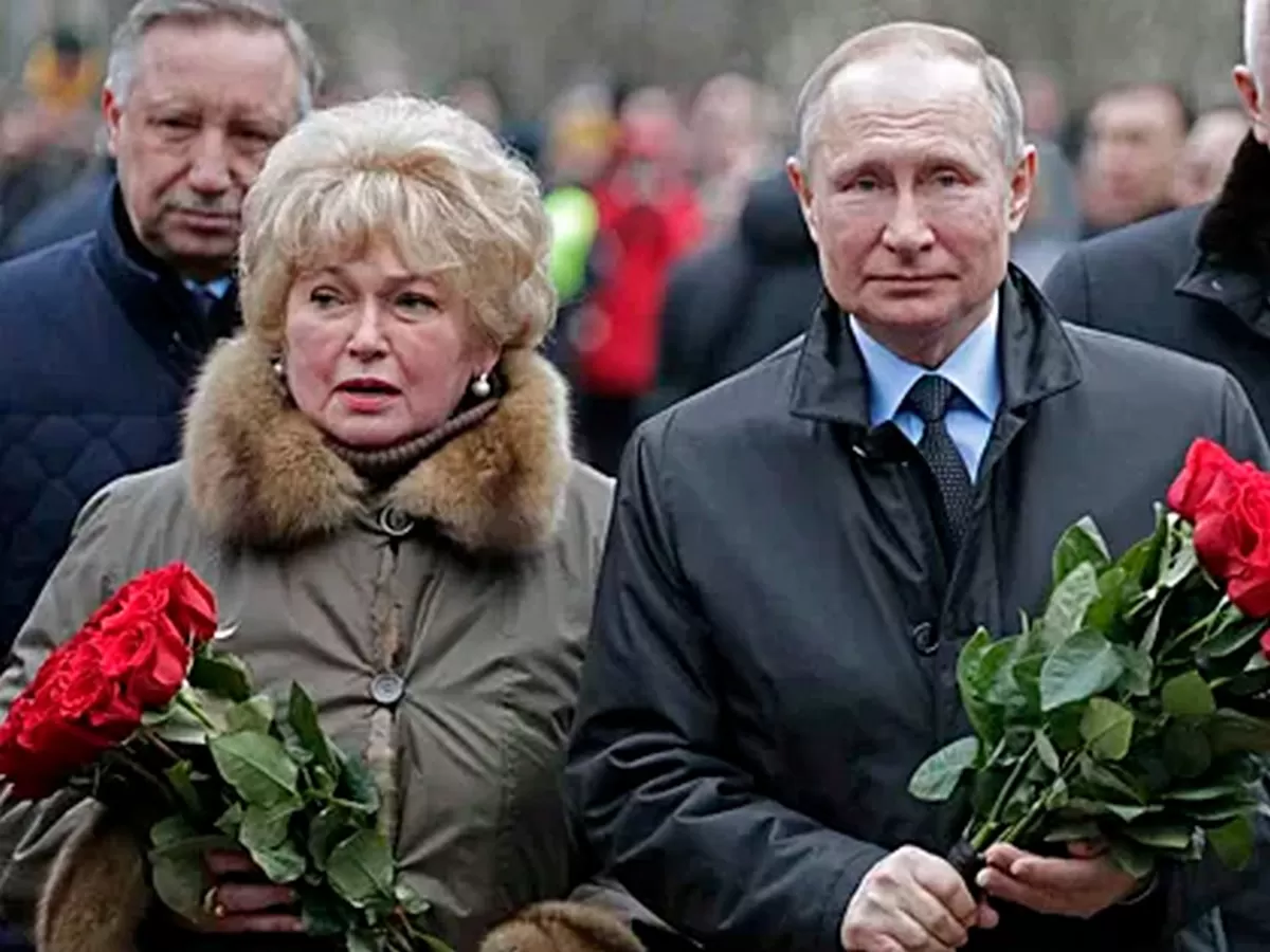Путин и Собчак: кем светская львица приходится президенту 