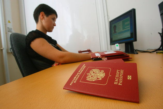 В России резко выросло число оформленных загранпаспортов