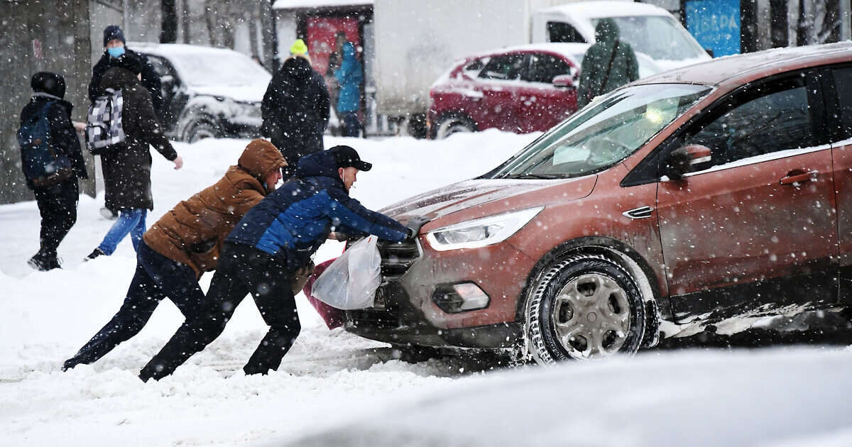 Снегопад в Москве создал транспортный коллапс