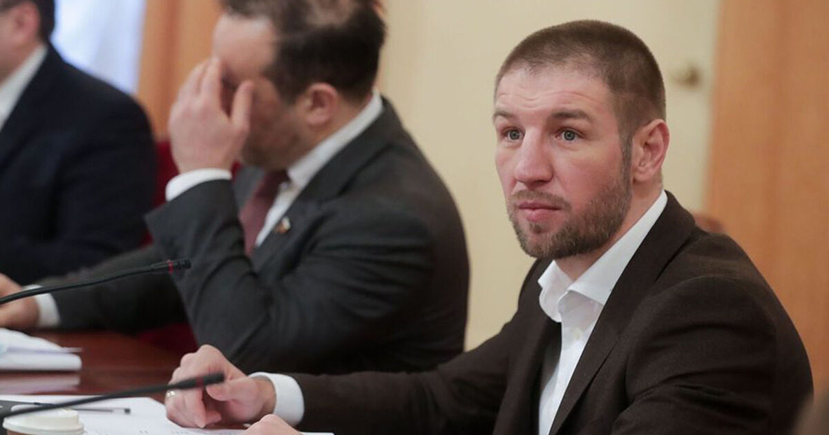 Депутата задержали в аэропорту за оскорбление полицейского Депутата задержали в аэропорту за оскорбление полицейского