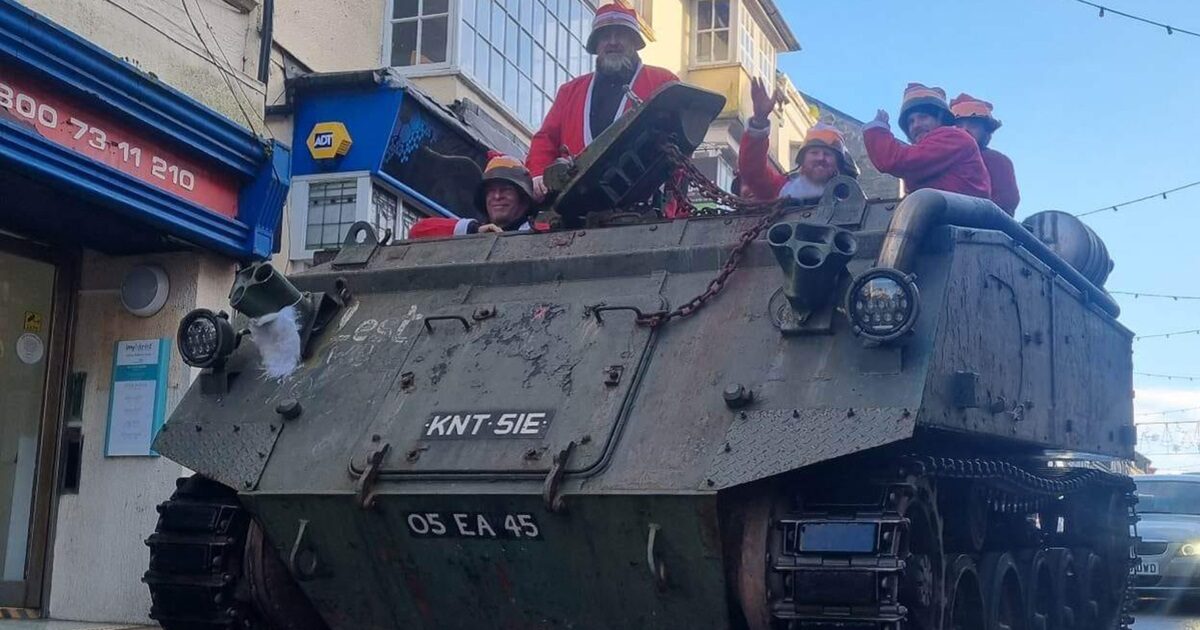 Группа пьяных Санта-Клаусов застряла на БТР в английской деревне