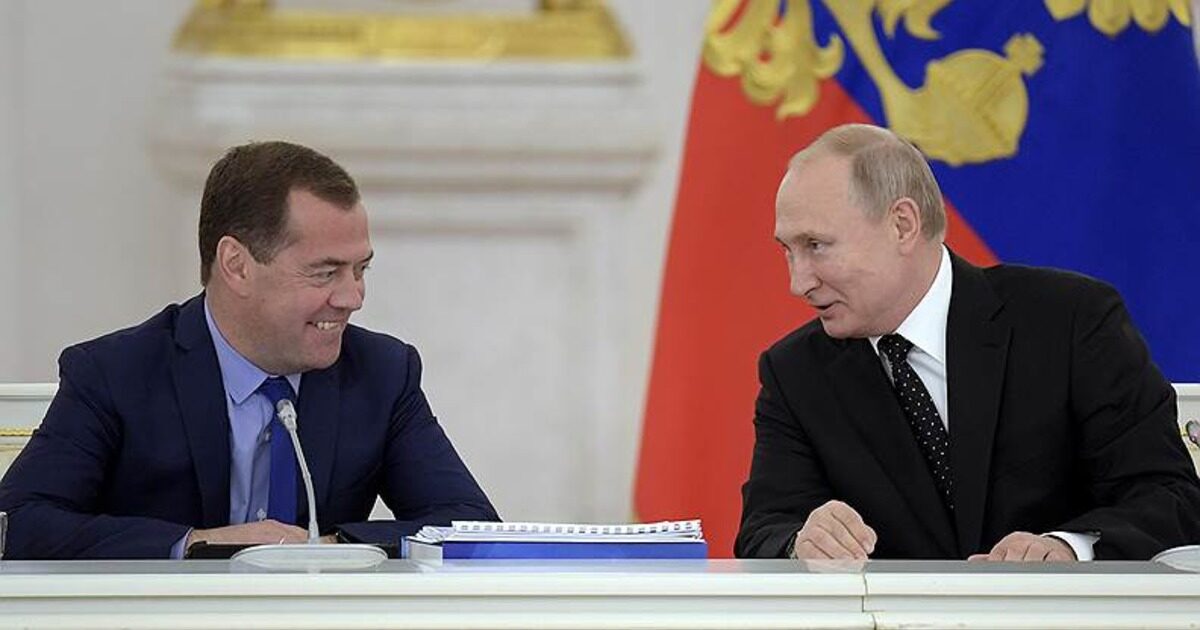Медведев возвышается: Путин учредил для него новую должность