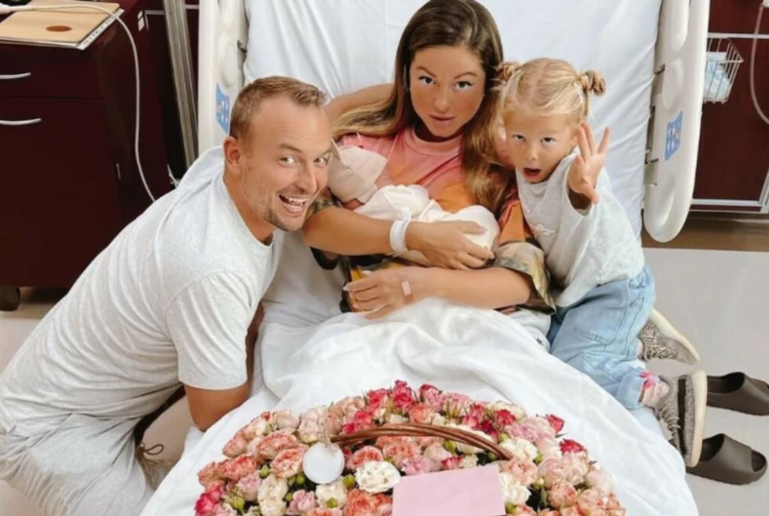 «Есть животик»: Нюша впервые высказалась о третьей беременности