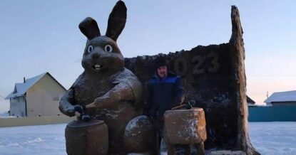 Житель Якутии сделал скульптуру из навоза к Новому году