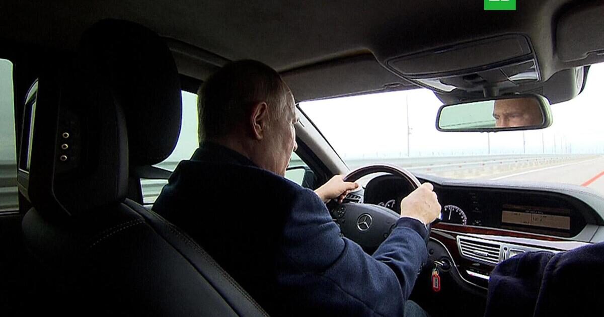 Путин за рулем проехал по отремонтированному Крымскому мосту