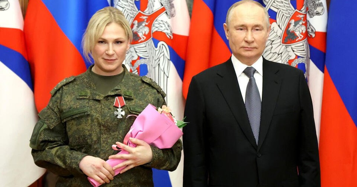 Кто стоял за спиной у Путина во время новогодней речи