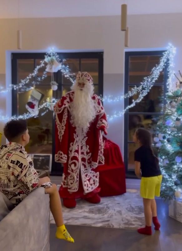 Прилучный показал, как поздравил детей с Новым годом